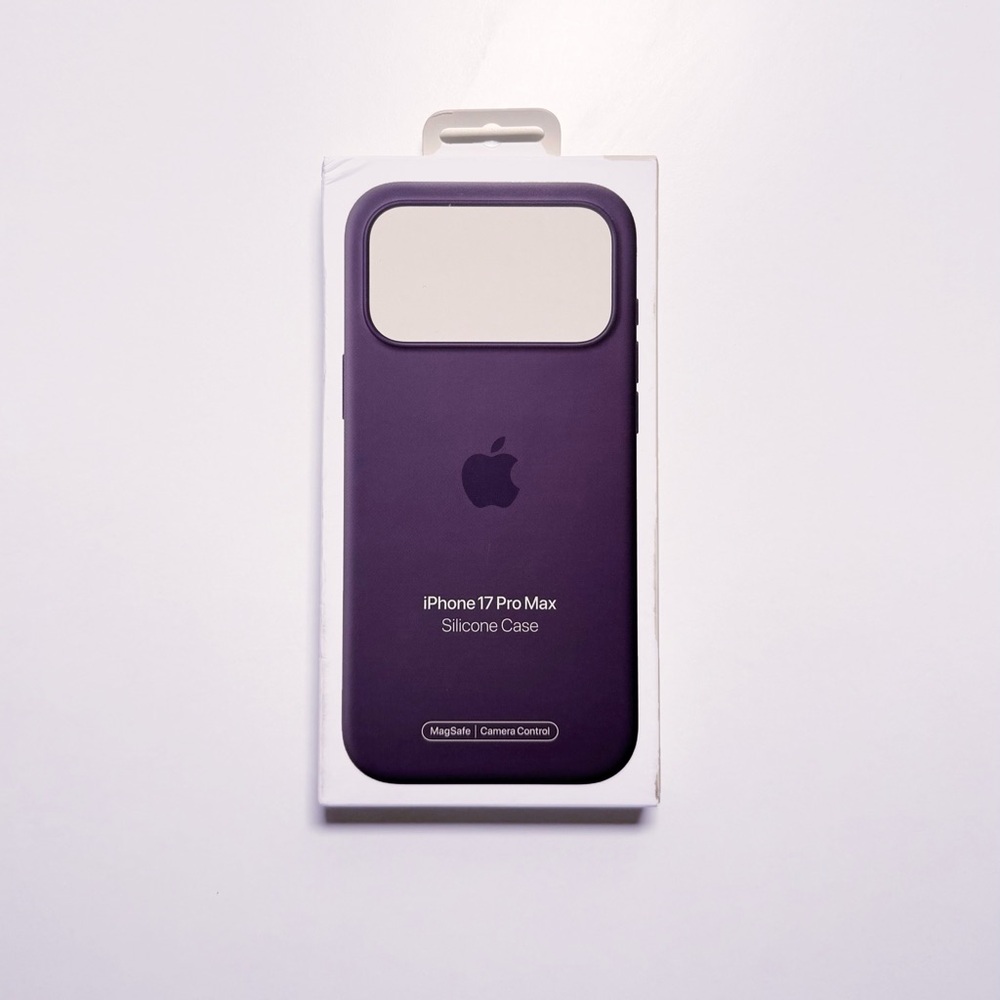 Apple iPhone 17 Pro Max Silicone Case with MagSafe and Camera Control - Picture 3 of 7